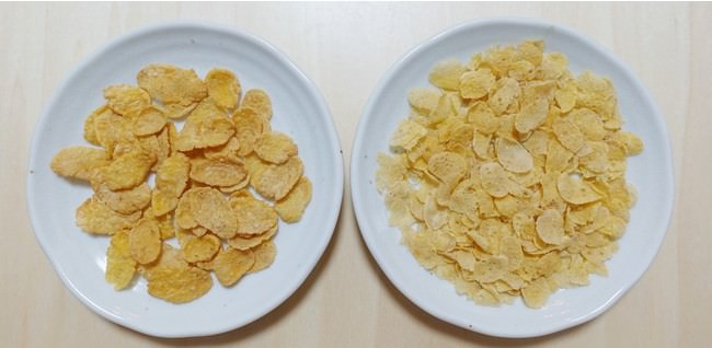 左　シスコーンBIG プレーンタイプ、右　シスコーン クッキングコーンフレーク（同重量あたり）
