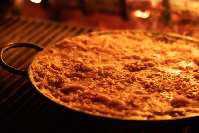 薪窯からは、パチッパチッと爆(は)ぜる薪の音と薫香が漂う。