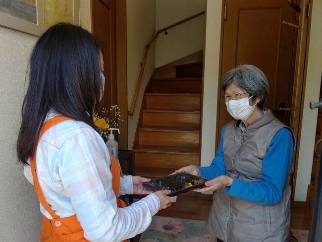 しそ焼酎「鍛高譚(たんたかたん)」の900mlサイズがリニューアル！持ちやすく、注ぎやすいスリムパックを採用しデザインも刷新。「赤鍛高譚」に900mlサイズが追加