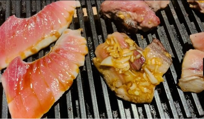 焼肉のようなジューシーさと魚の旨味が存分に楽しめる