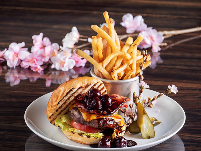 最高級プライムグレード100%のビーフを使用、夜桜バーガー