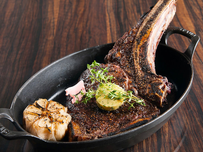 桜燻製のトマホークステーキ