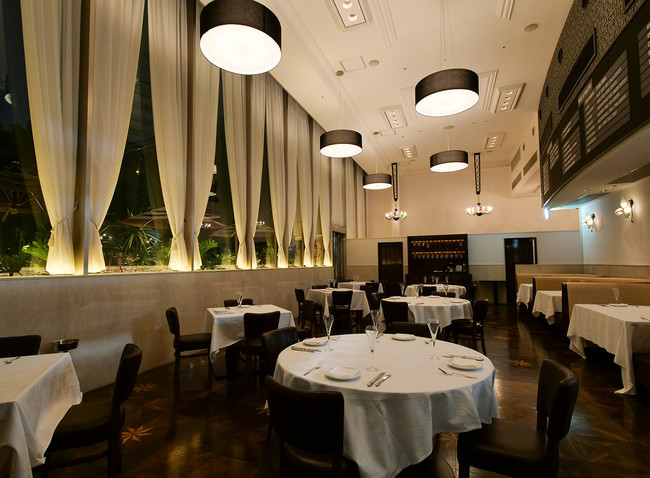 テーブル間は２メートル、安心してご利用いただけるスペース作りを