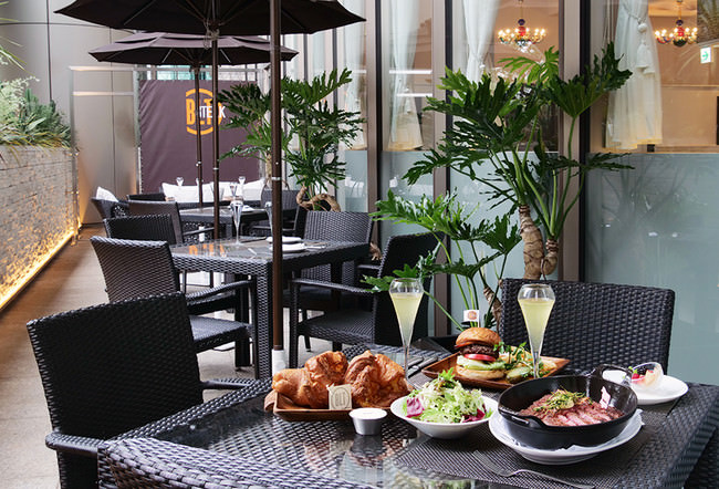 ランチ・ディナーとも楽しめるオープンテラス