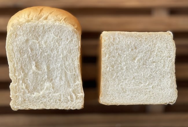 （左）焼き食パン（右）生食パン