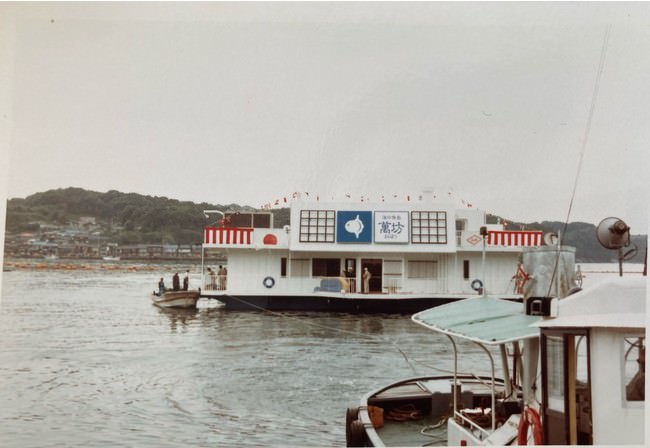 1983年9月呼子港へ曳航されてくるレストラン船