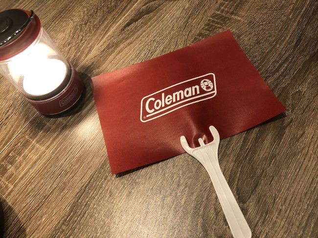 食事中も会話を安心して楽しめる飛沫防止カザオリジナルグッズ「持つマウスガード」はコールマンのロゴ入りでご用意