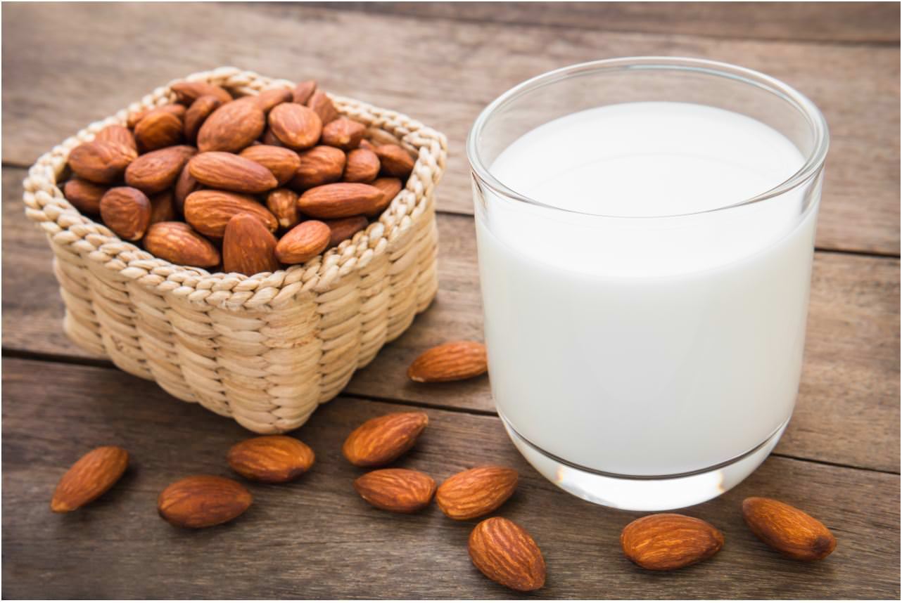 オーツミルク、マカダミアミルクなど
植物性ミルクを選べる時代が到来
　アーモンドミルク市場が100億円を突破！
アーモンドミルクは、ミルクの中でも
ビタミンEなど栄養豊富で低カロリー