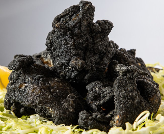 炭鉱の町　筑豊の石炭をイメージして竹炭を使用した唐揚げ『黒ダイヤ』