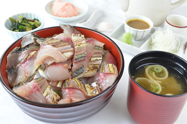 海鮮レストラン「海幸苑」の新ニュー「小浜よっぱらいサバ炙り丼」
