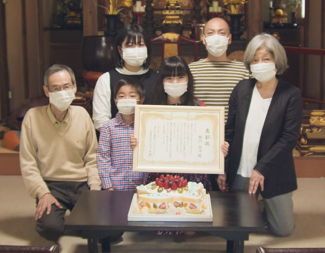 グランプリを受賞した脇川 奈々さん(前列右から2番目)とご家族