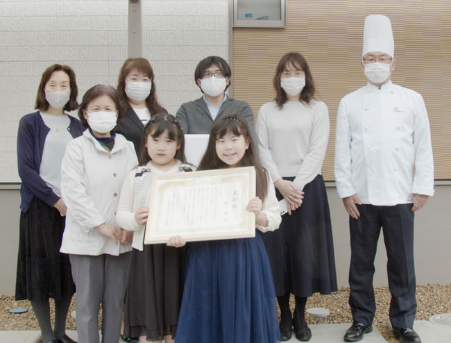 準グランプリを受賞した鮏川 蒼さん(前列右から1番目)とご家族、および当社パティシエ
