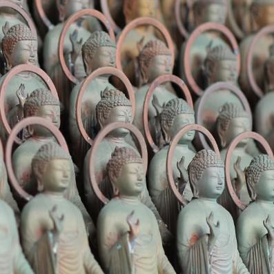 奉納された八万四千仏は、仏像一体一体の胎内に、奉納者の「おねがいごと」が和紙に墨書きされて納められています