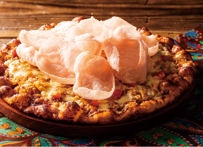 5月の月替わりピザは甘辛チャーハン「ナシゴレン」をそのままトッピング！インドネシアの屋台飯がピザになった「ナシゴレン風ピザ」初登場
