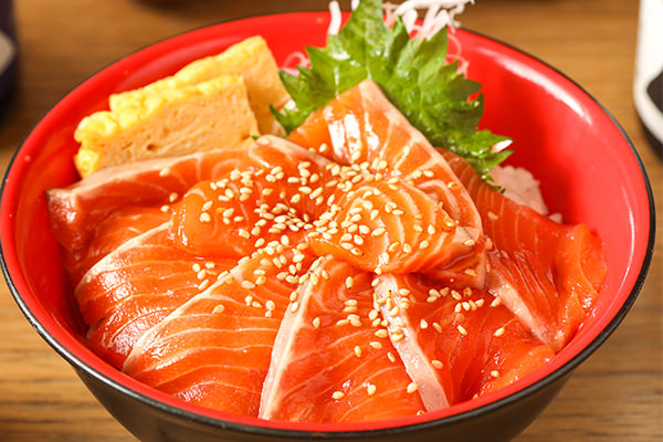 特製醤油の漬けサーモン丼