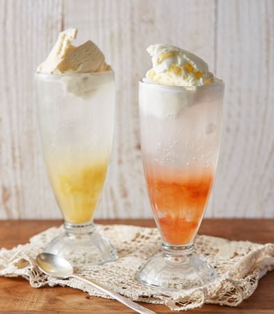 フランス産アイスクリームのクリームソーダ レモネード&ミルクバニラ、レッドグレープフルーツレモネード&マスカルポーネ