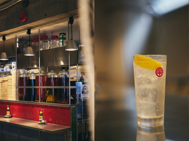 （左）「渋谷 半地下酒場」自家製の瓶漬け酒5種類／各605円（右）レモンサワー／495円