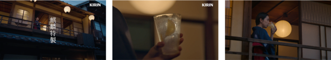 夏祭りの風景の中にいる中村さん。 　　グラスを片手に「麒麟特製レモンサワー」を一口