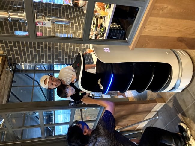 ファミリーでご来店されたお客様とBellaBot（写真登用については承諾済みです）