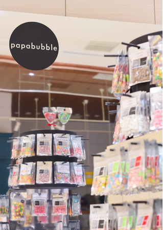 PAPABUBBLEこだわりの色とりどりなキャンディに囲まれた店舗空間