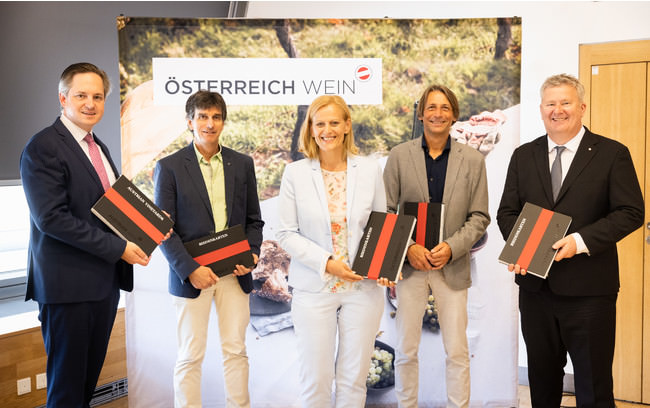 左からシュムッケンシュラーガー氏(オーストリアワイン生産者協会会長), クリッツ氏 (ウィーン大学), シュタグル氏 (AWMBプロジェクトリーダー), アルトナー氏(plan+land), ヨーク氏(AWMB会長)　©ÖWM／Anna Stöcher
