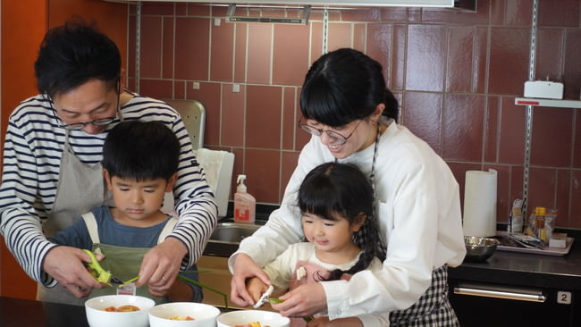 親子で料理に挑戦する様子①