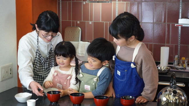 親子で料理に挑戦する様子②