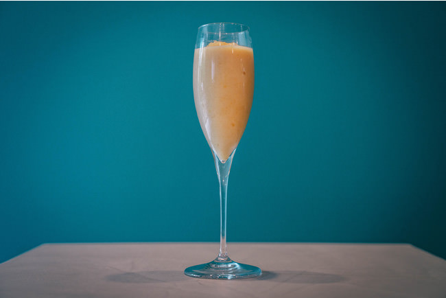 ももをたっぷり使ったシェイクは、吸うたびに果肉が口いっぱいに広がります。