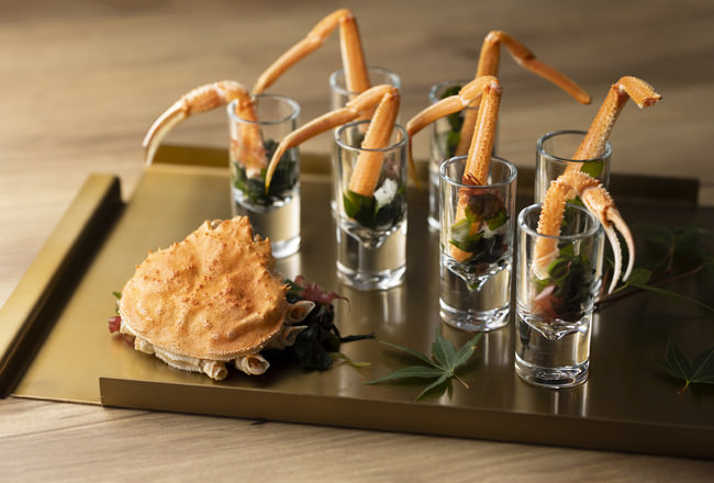 北海道噴火湾産本ズワイ蟹と海藻サラダ（ディナー限定）