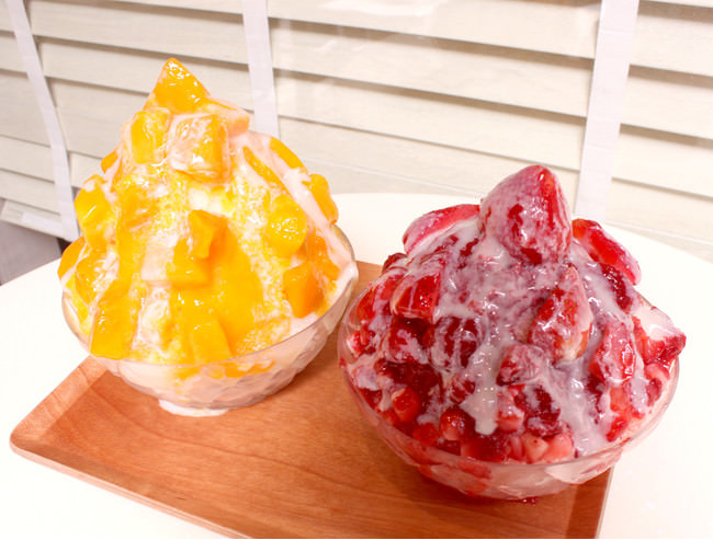 （左）マンゴーかき氷¥1,200　（右）いちごミルクかき氷¥1,200