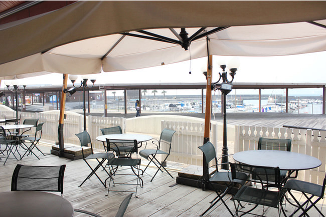 テラス席で爽快に、開放的に！ 大きなパラソルも設置していますので、陽射しも心配ありません。