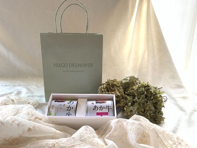 赤と白の紅白の缶詰を化粧箱に詰めました。