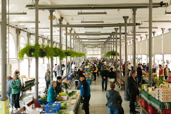 カーニバルでも有名なトロサのマーケット。山と海の豊かな食材が並ぶ。