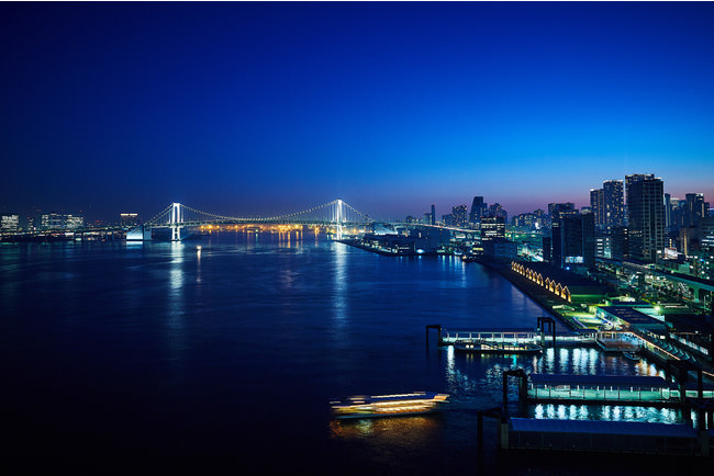 客室から臨めるドラマティックな東京湾の美しい夜景