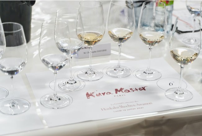 ワイングラスを使用して審査を行う様子