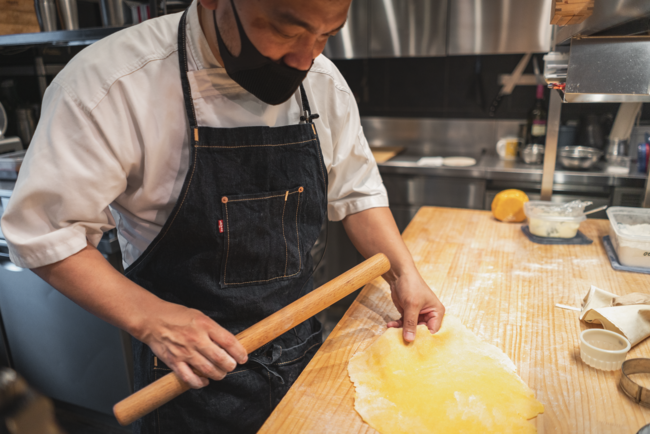 シェフが実演する動画を見ながら、パスタを練っていく。