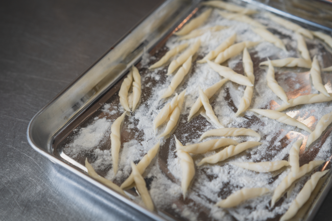 家族やパートナー、友人とともにパスタを練ると作る楽しみが生まれる。