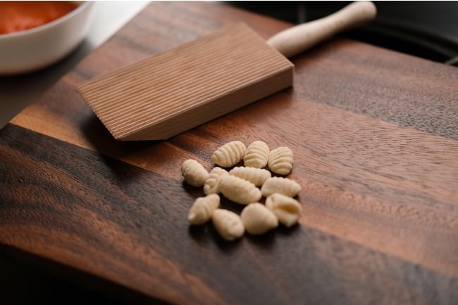 「ニョッケッディ・サルディ」を成形する際に使用する「ニョッキボード」もセットでついてくる。