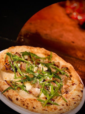 「発酵黒麹鶏肉のセルバチカ　  リコッタチーズのPIZZA」 1,870円（税込）