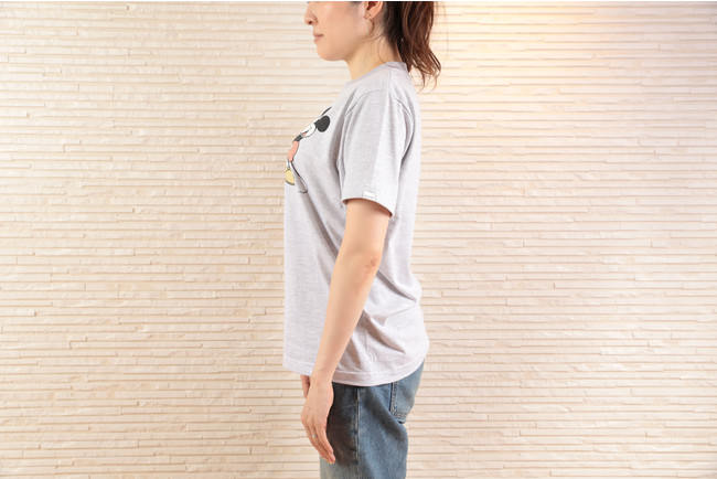 Tシャツの袖のサイドにはさりげなくサラベスのロゴが入っています。