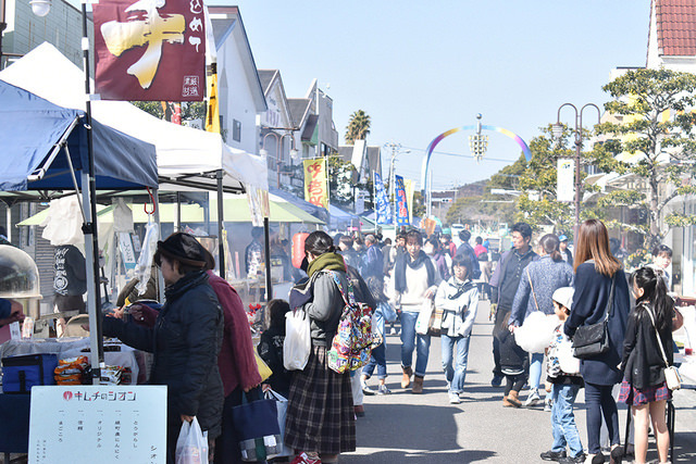 毎月第3日曜日に商店街で開催される「こゆ朝市」。町内外さまざまな人たちによるチャレンジの場にもなっている。