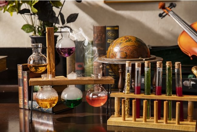 「魔法の実験室」をイメージしたデコレーション＆スイーツ