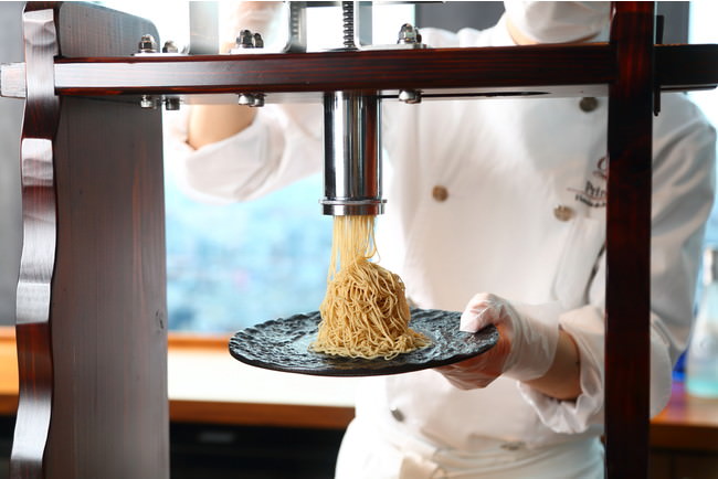 パティシエが絞りたてを提供”極細和栗のモンブラン“