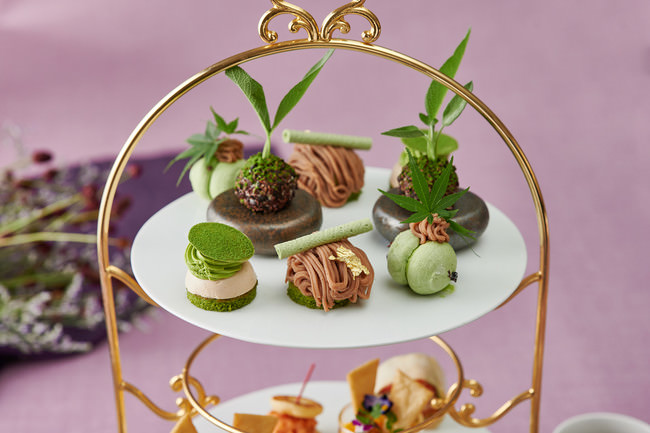 左から抹茶とマロンのムース、宇治抹茶とモンブラン、ムラングシャンティー、真ん中中央 苔玉バター