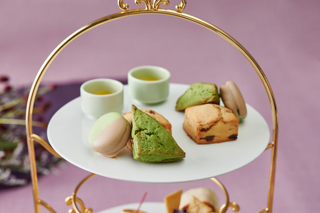 左からマロンと抹茶のマカロン、抹茶スコーン、 マロンとレーズンのスコーン、奥 柚子のクリーム