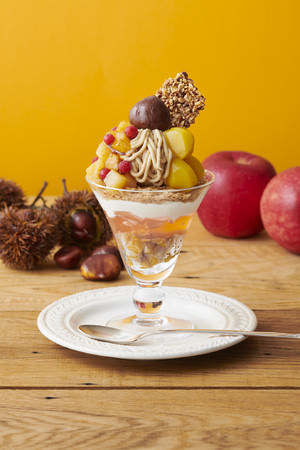 渋皮栗と林檎のモンブランパフェ