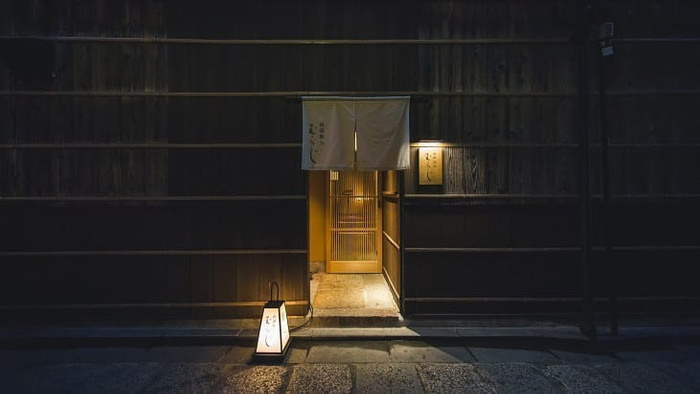 歴史を今に残す京都・祇園の路地裏にある人気ラーメン店「麺処むらじ」