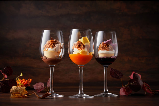秋のメインスイーツ「搾りたてモンブランのパルフェ」は秋カラーのソースが美しい3種をご用意