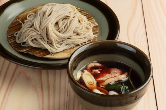 鳥羽磯部漁協直送の鮮魚を使った寿司と自家製麺うどんを提供。
奈良・学園前に新店舗『なぎまち』をオープン！