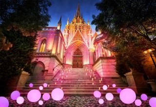 通常は金色に輝く夜の大聖堂が、ピンク色にライトアップされる（画像はイメージ）